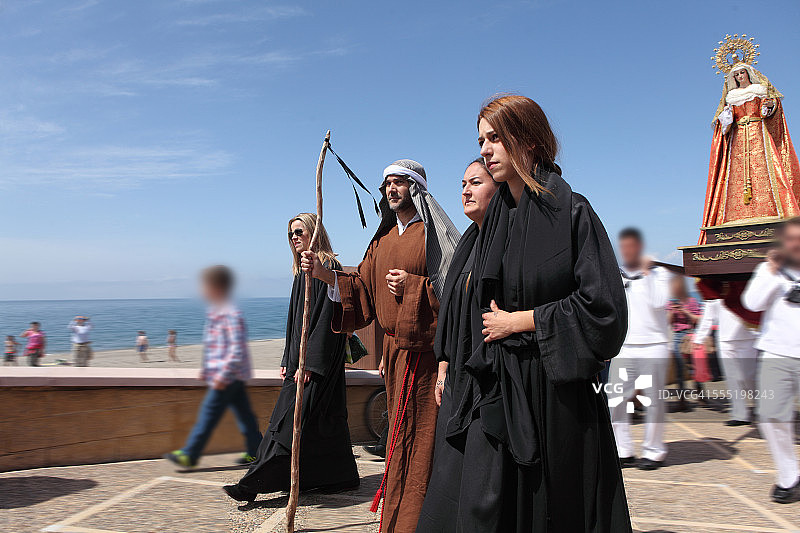 牧师在海边散步图片素材