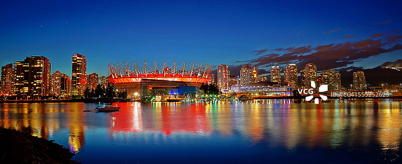 夜晚红色的温哥华体育馆图片素材