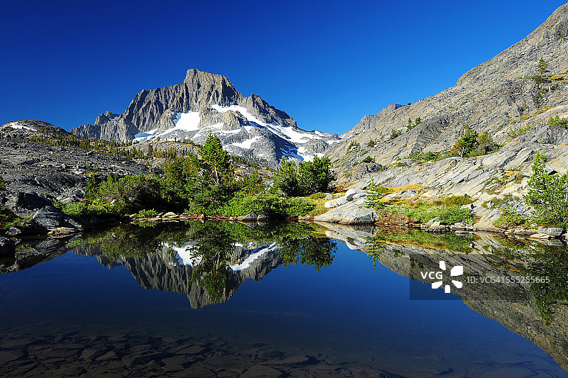 山峰倒影banner图片素材