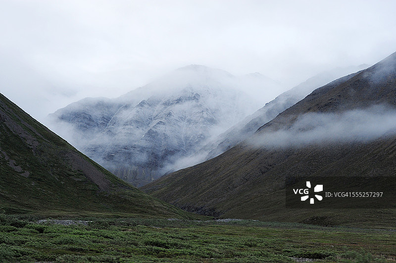 阿拉斯加雾中山景图片素材