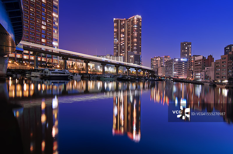 东京暮色中的水道图片素材