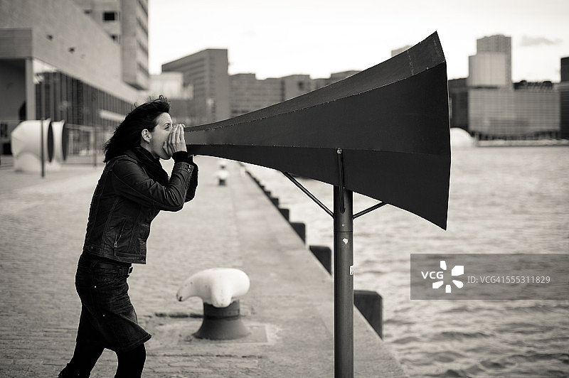 女人用扩音器大喊图片素材