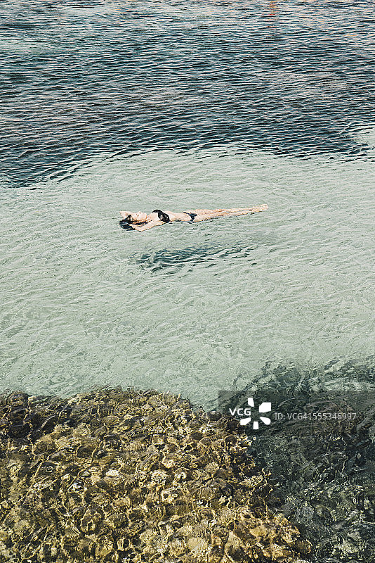漂浮在水面上的女孩图片素材