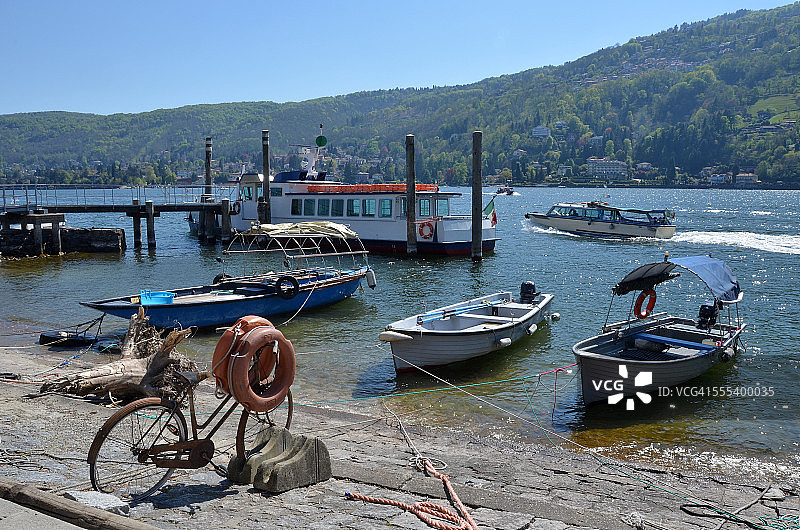 马焦雷湖上的渔船和游船图片素材