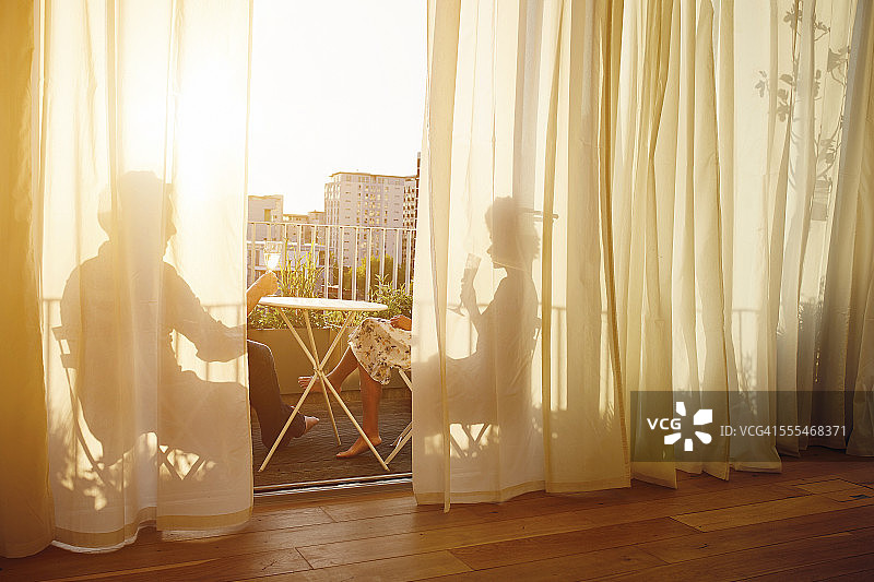 公寓里的40多岁夫妇图片素材