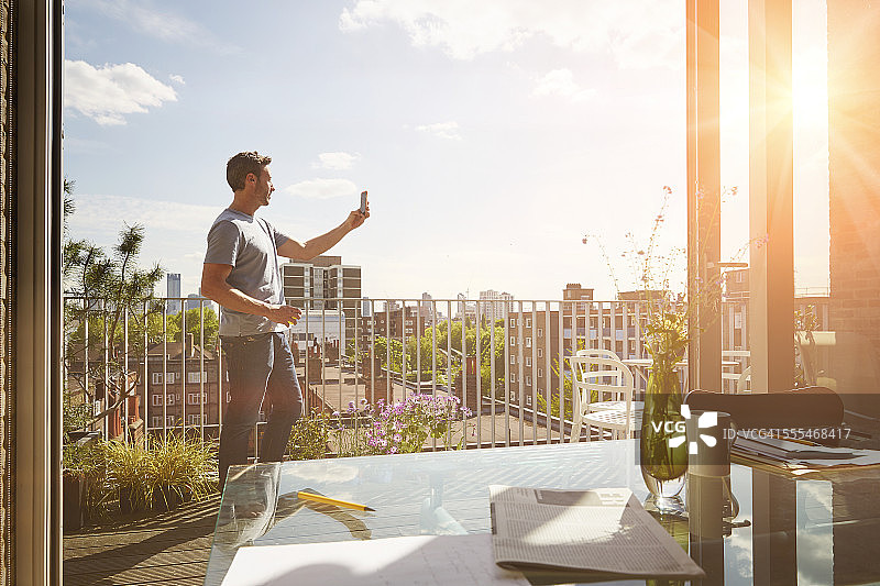 公寓里的40多岁夫妇图片素材