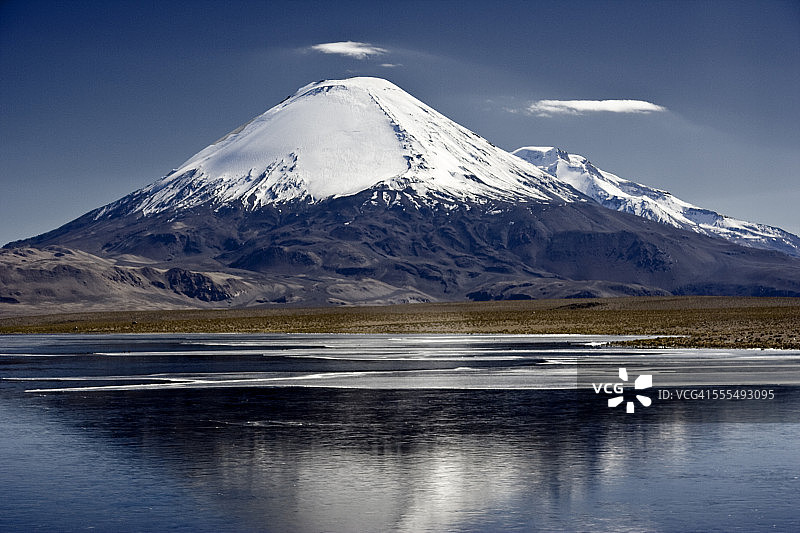 帕里纳科塔火山和琼加拉湖图片素材