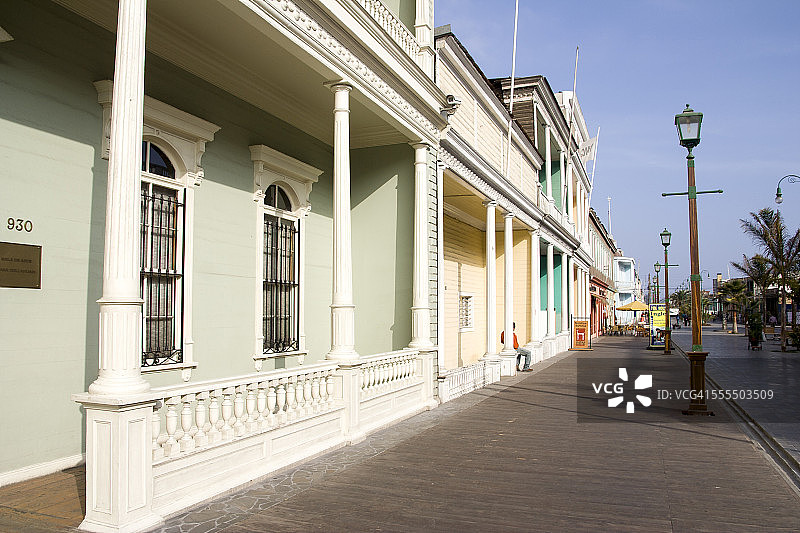 色彩鲜艳的木屋所在的街道图片素材