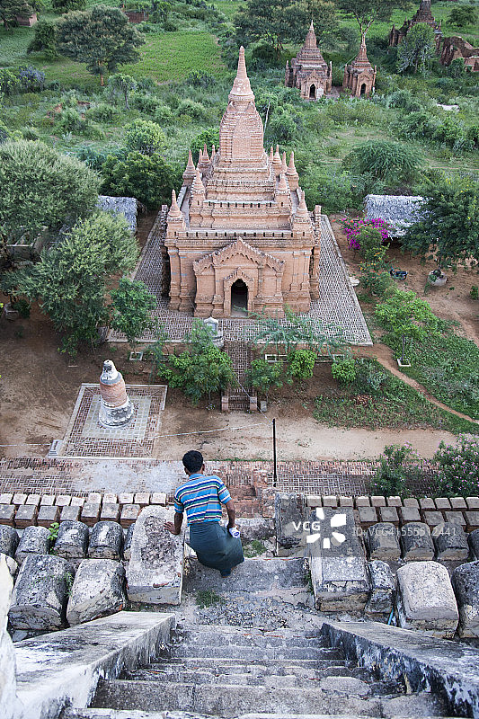 从瑞山陀塔走下来的缅甸男子图片素材