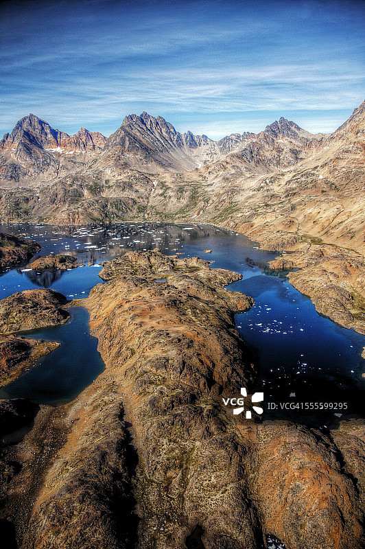 格陵兰夏季山脉海湾漂浮的冰块图片素材