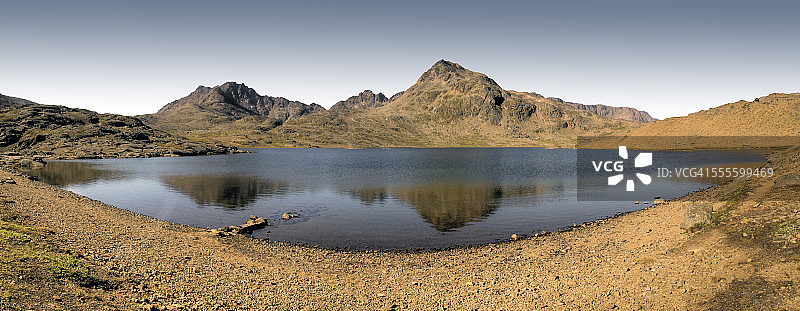 格陵兰夏季山脉与湖面倒影图片素材