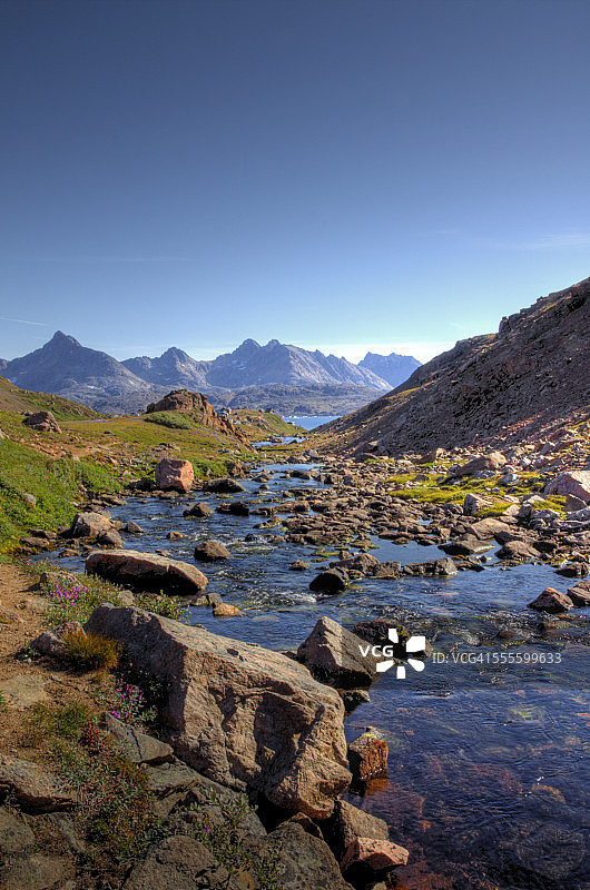 格陵兰夏季溪流和山脉景观图片素材