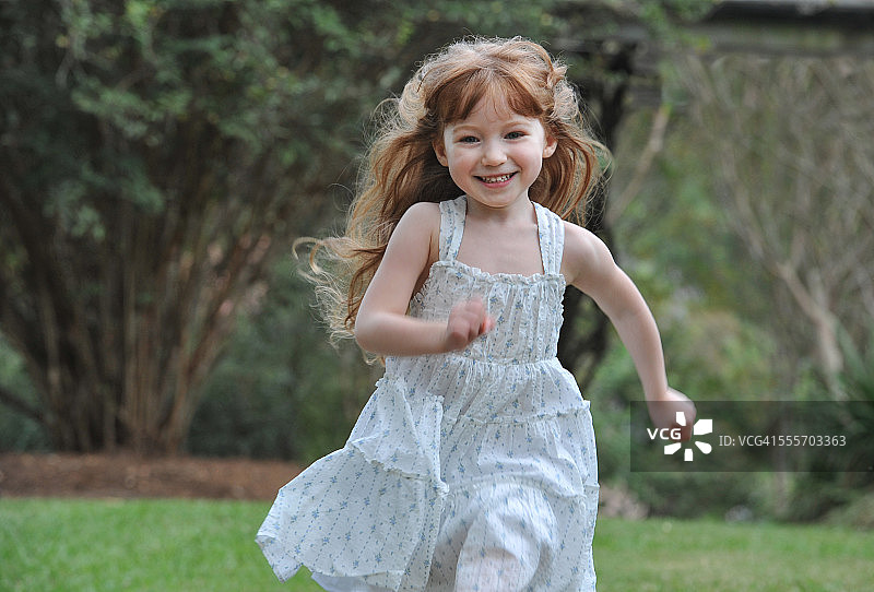 奔跑的女孩图片素材