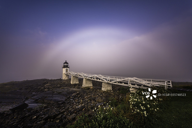 缅因州马歇尔角灯塔上的彩虹图片素材