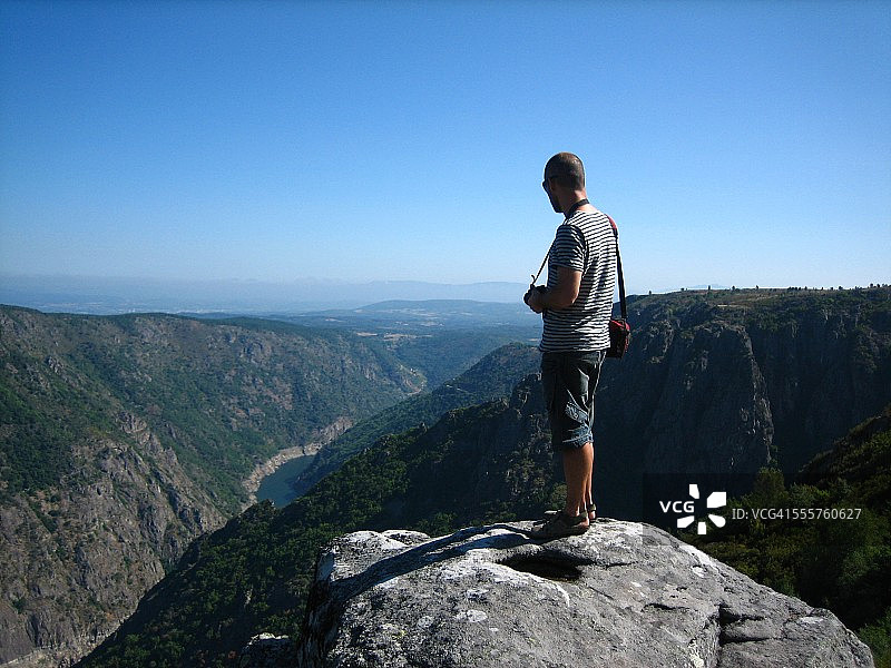 男子观看锡尔峡谷的河流图片素材