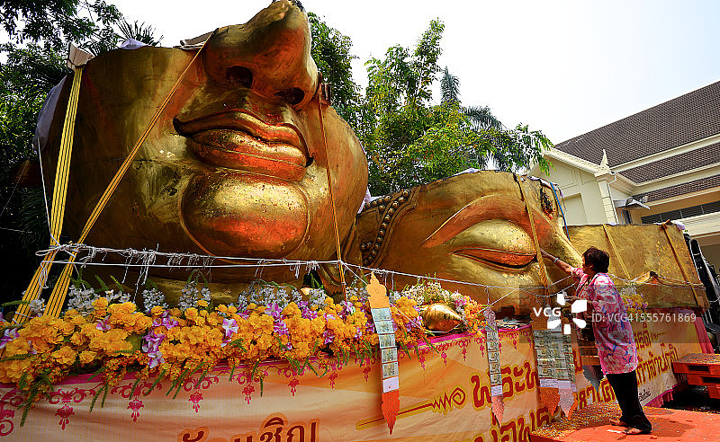 安装佛像前的仪式图片素材