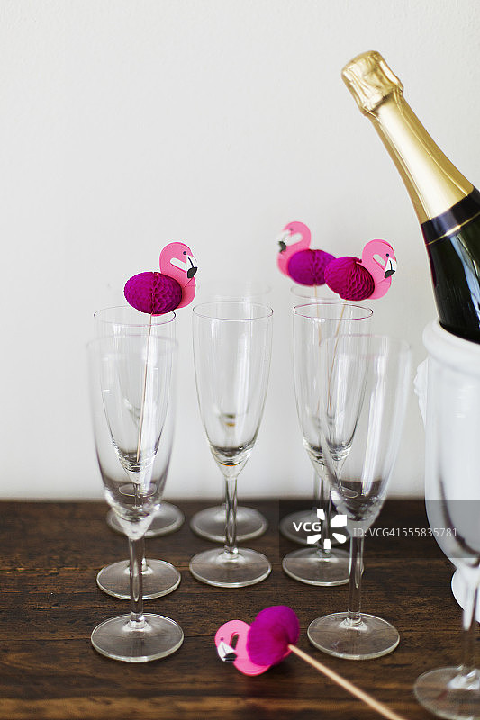 火烈鸟装饰的香槟角落图片素材