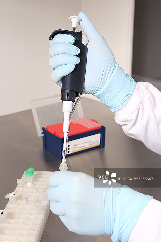 在实验室工作的女科学家图片素材