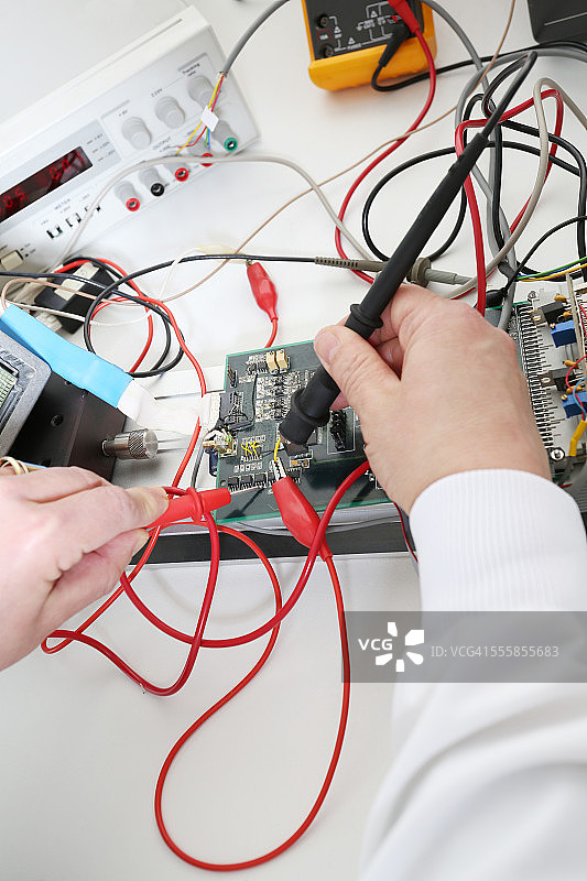 在实验室工作的女性工程师图片素材