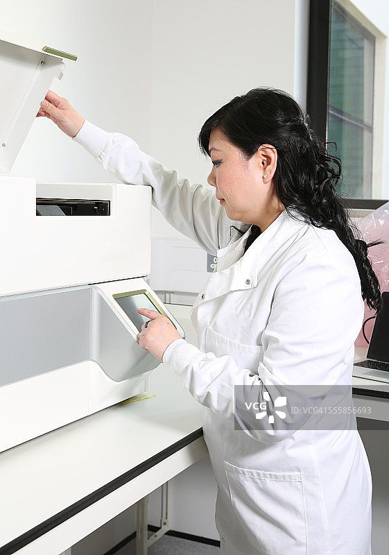 在实验室工作的分子生物学家图片素材