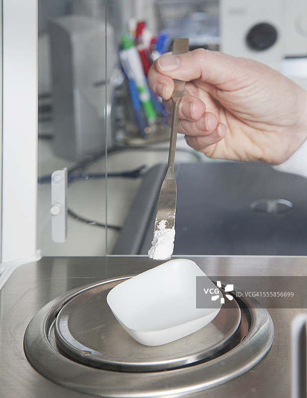 女科学家称量化学物质图片素材