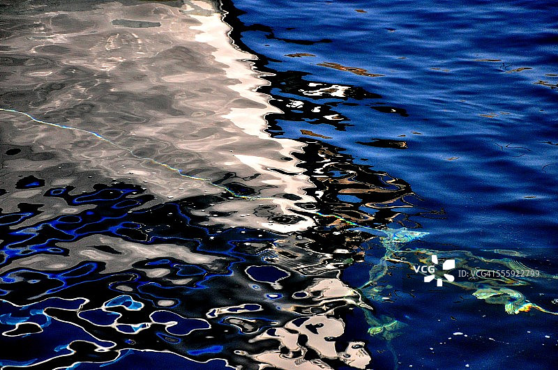 蓝色水域与蓝色梦想：我们热爱的海洋倒影图片素材