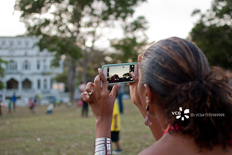 一位女士正在拍照图片素材