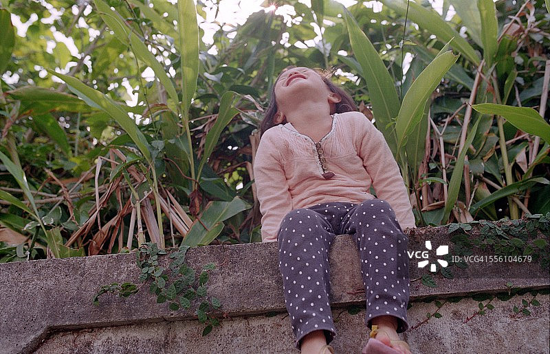 儿童向上看图片素材