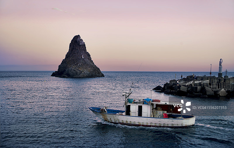 在阿奇特雷扎航行的渔船图片素材
