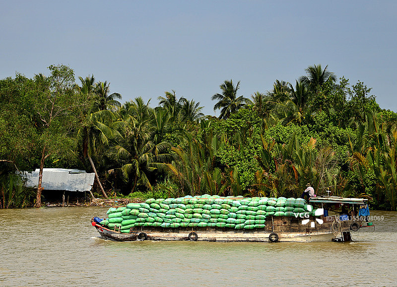 湄公河三角洲运载大米货物的船只图片素材