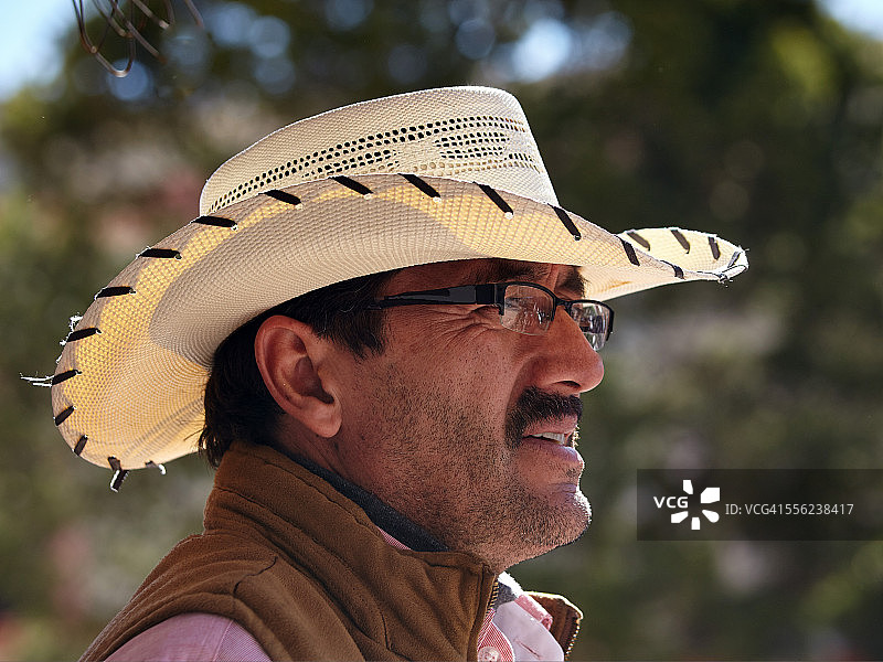 戴帽子的墨西哥男人图片素材