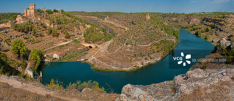阿拉尔孔城堡与胡卡尔河全景图片素材