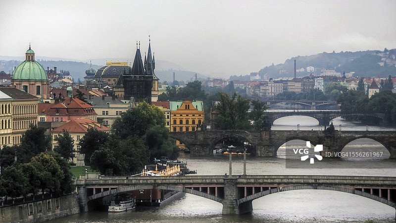 布拉格老城区和伏尔塔瓦河上的桥梁图片素材