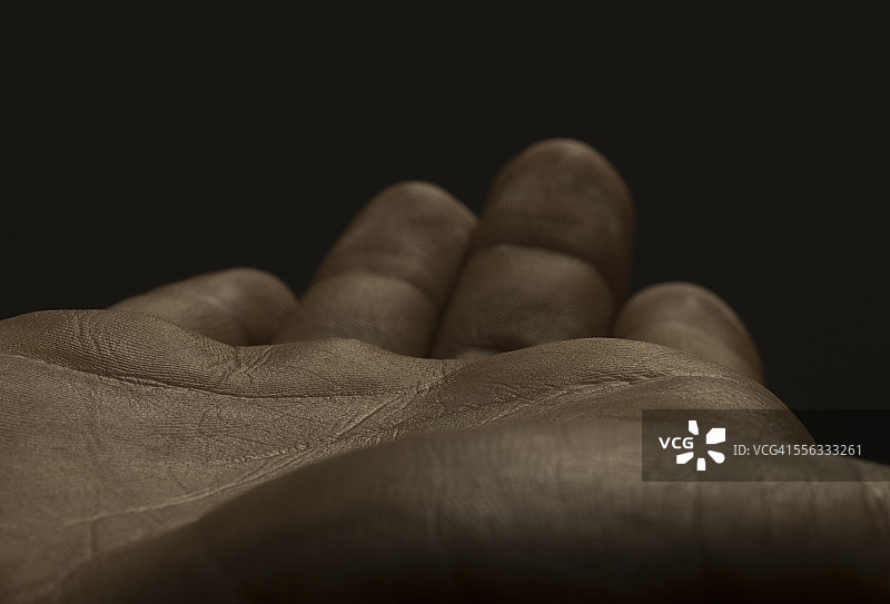 张开的男性手部特写，深色皮肤图片素材