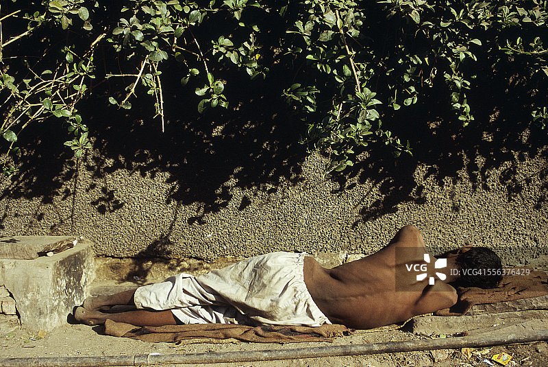 流浪的生病男人图片素材