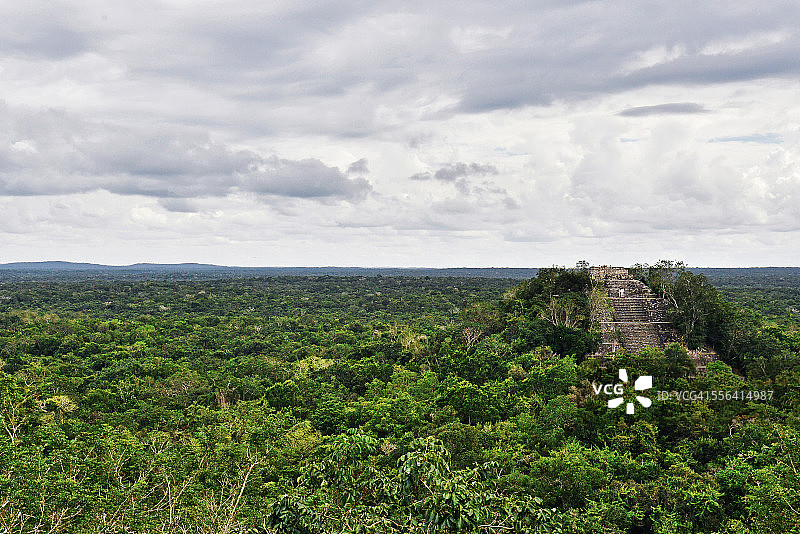卡拉克穆尔玛雅城市遗址，位于墨西哥坎佩切卡拉克穆尔生物圈保护区图片素材