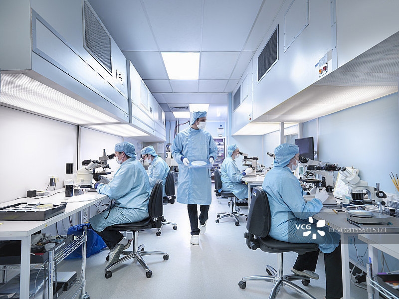 在洁净室组装电子元件的电子工人图片素材