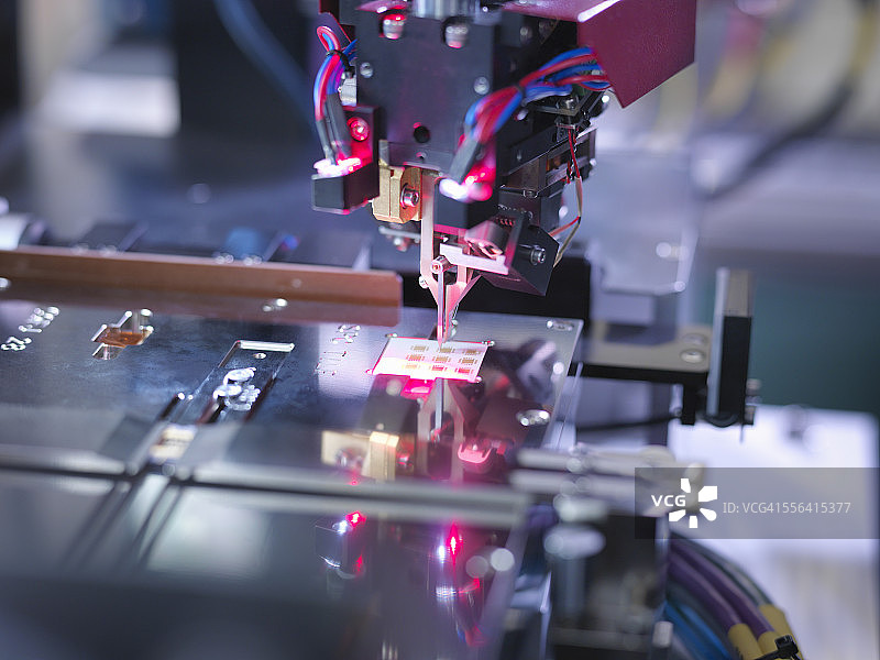 测试机中的电子元件特写图片素材