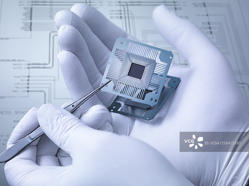 实验室手中拿着的电子元件特写图片素材