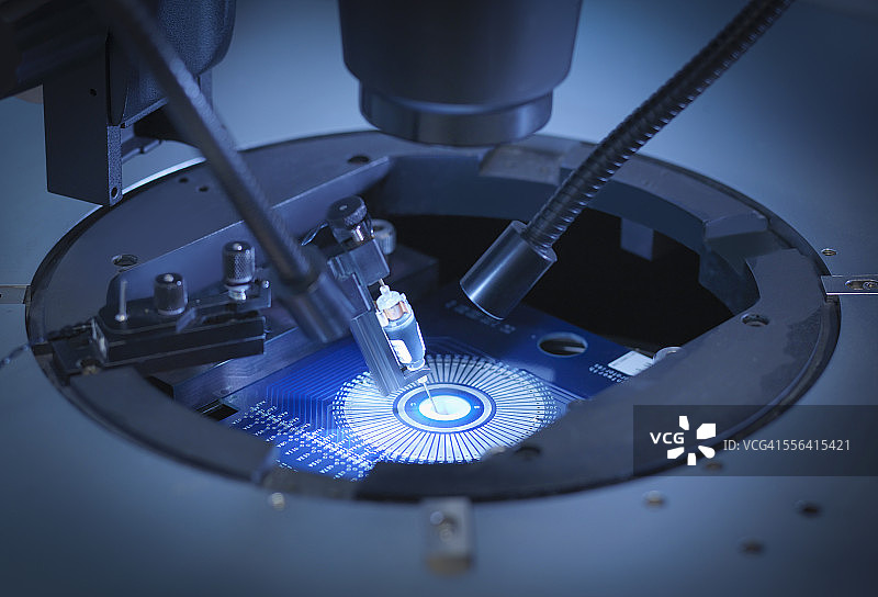 清洁室内实验室中检查硅晶片的机器图片素材
