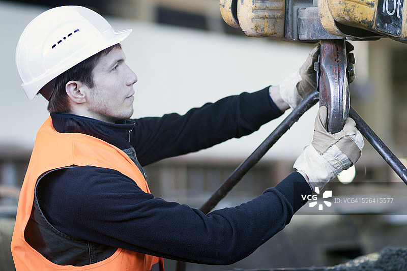 工厂工人在混凝土加固工厂安装绞车图片素材