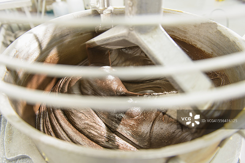 蛋糕工厂搅拌机中的巧克力图片素材