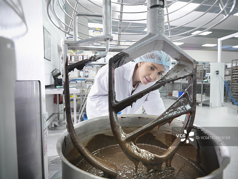 女工在蛋糕厂搅拌巧克力图片素材