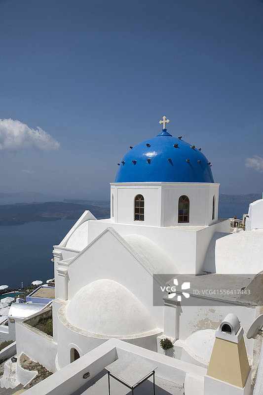 圣托里尼伊亚的蓝色圆顶粉刷教堂，希腊基克拉泽斯图片素材