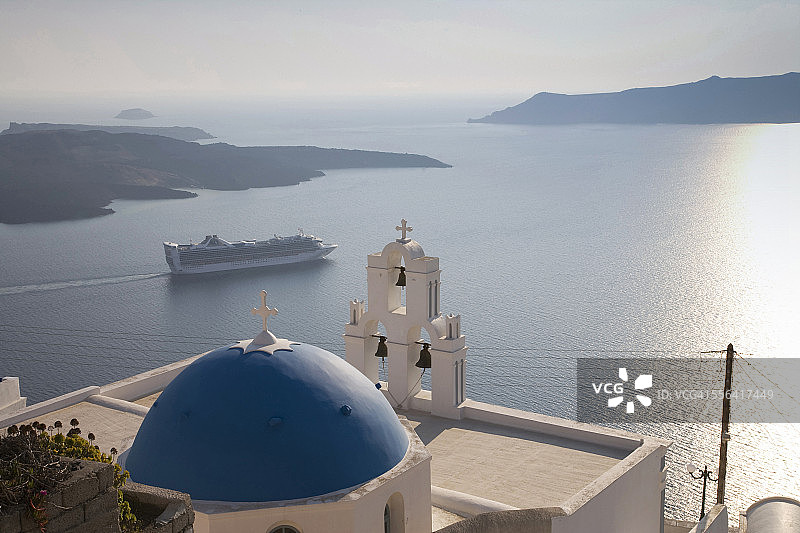 希腊圣托里尼伊亚的教堂和汽车渡轮景观图片素材