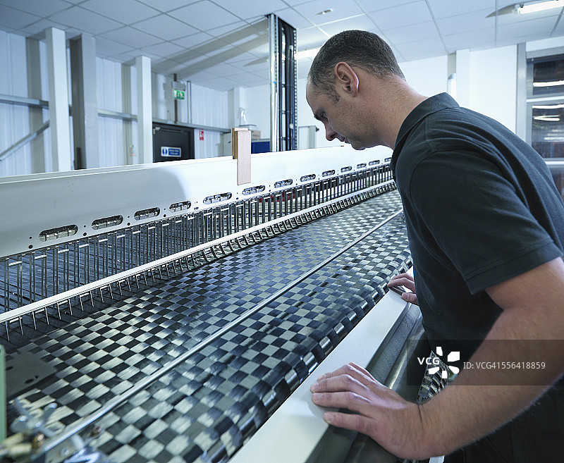 碳纤维工厂操作碳纤维织布机的工人图片素材