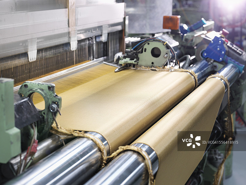 碳纤维工厂的织布机编织凯夫拉尔纤维图片素材