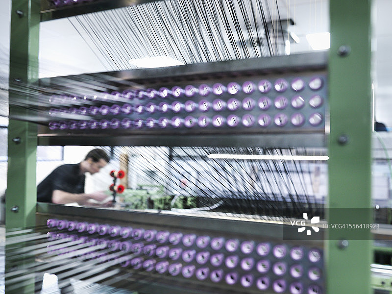 工人在碳纤维工厂编织碳纤维图片素材