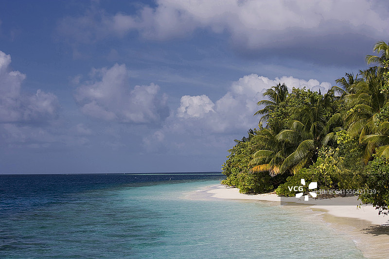 马尔代夫阿里环礁维拉门多岛的热带岛屿空旷海滩图片素材