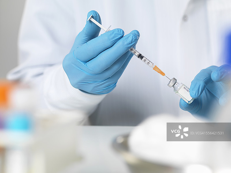 医生准备给病人注射的疫苗图片素材